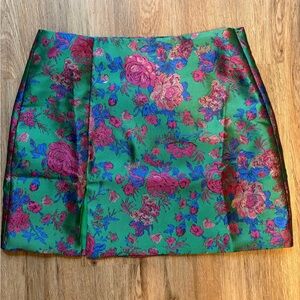 NWOT Lulu’s Emerald Mini Skirt w/ beautiful floral pattern, sheen, and side slit